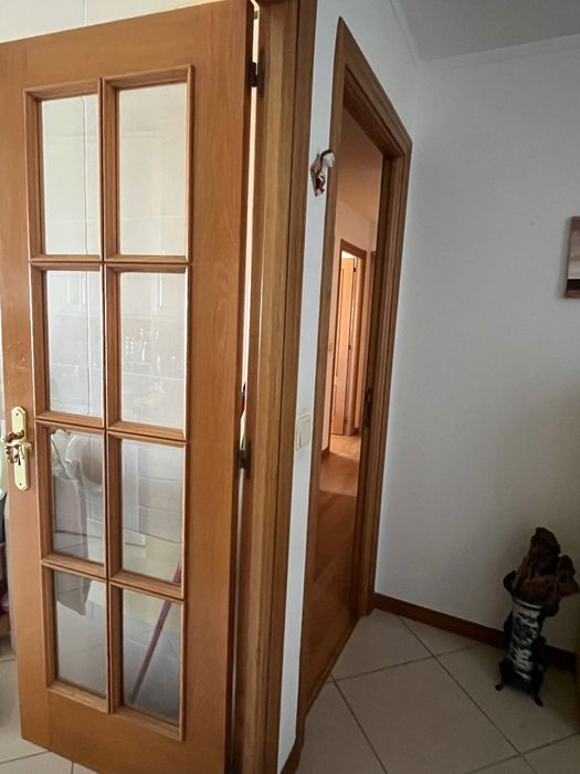 Portas de Madeira com Puxadores e Fechaduras – Bom Estado