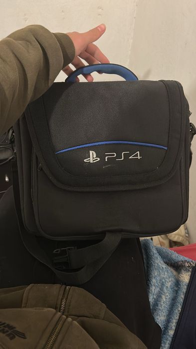 PS4 + bolsa + comandos e jogos