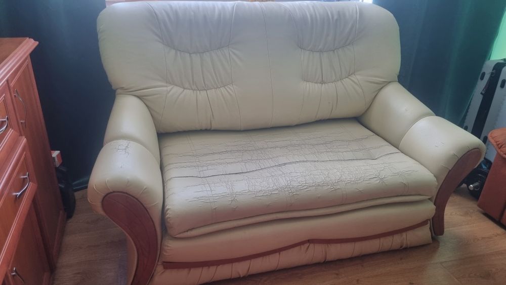 Biała sofa skórzana rozkładana