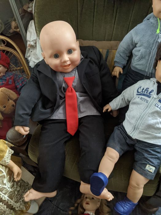 Gigantyczny chłopak i dwaj miejsi  koledzy do sprzedania