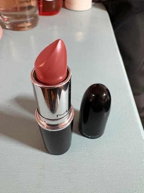 Mac Lustreglass pomadka Hug Me, pelnowymiarowa