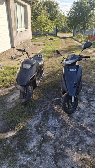 Є на продаж два скутери