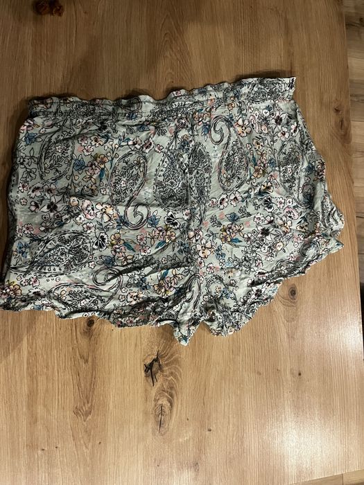 Damskie spodenki jasnozielone w kwiatuszki r.38 primark