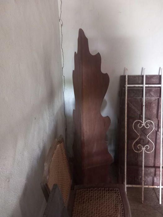 Cantoneira de madeira, antiga, com varios niveis, desenhada para os cantos da casa, muita arrumação