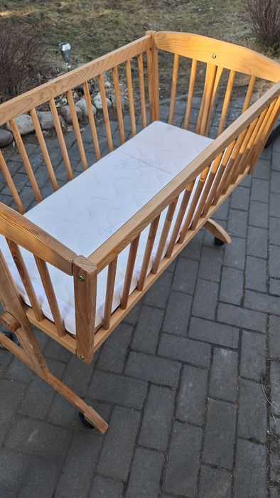 Kołyska z blokadą, na kólkach.