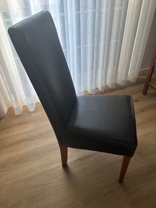 2 Cadeiras em pele com encosto alto