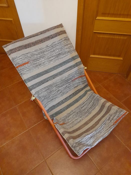 Espreguiçadeira cor de tijolo com forro em tecido