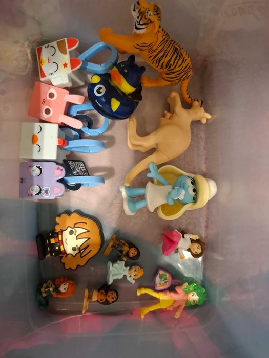 bonecos McDonald's e Kinder