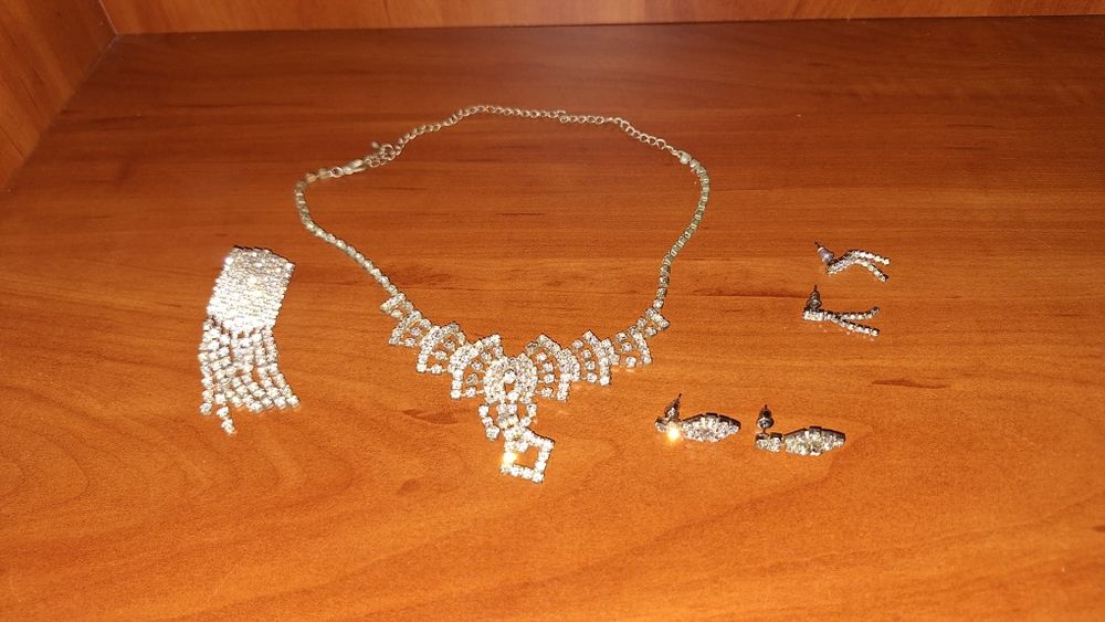 Zestaw sztucznej biżuterii kolia kolczyki broszka cyrkonie