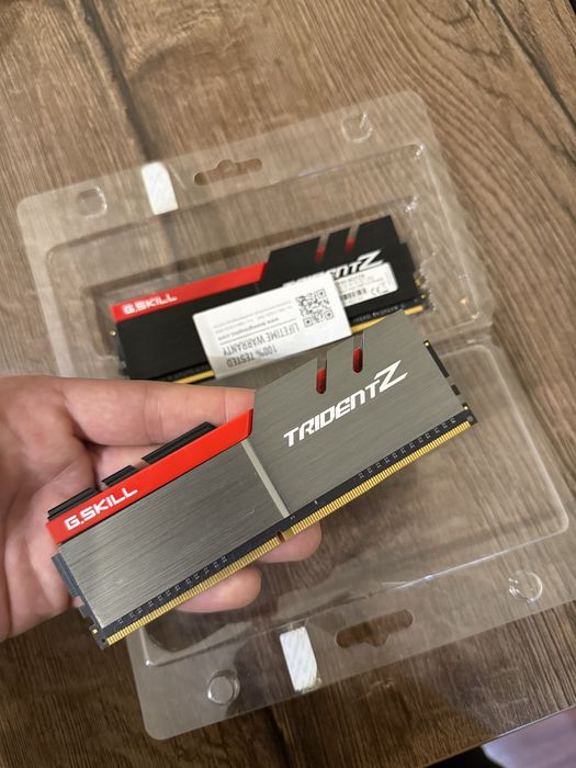 G.Skill Kit 16GB (2 X 8GB) DDR4 3200MHz Trident Z Red CL16