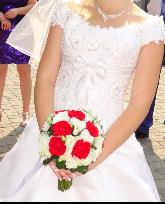 Весільна сукня біла