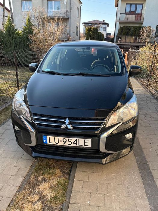 Mitsubishi Space Star Kompaktowy samochód z 2020 roku, idealny do miasta i na dłuższe trasy.