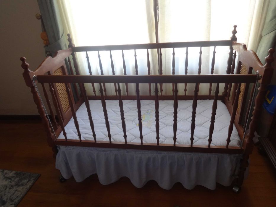 Cama de criança em madeira com colchão
