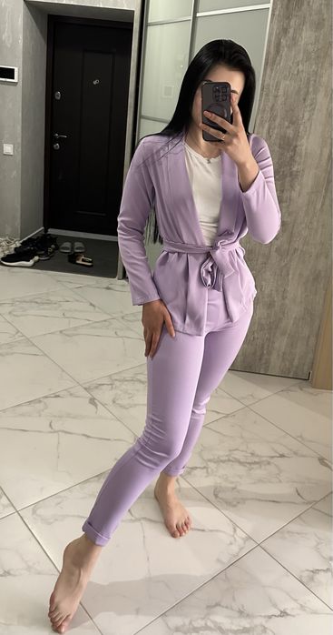 Брючный лавандовый костюм пиджак и брюки S