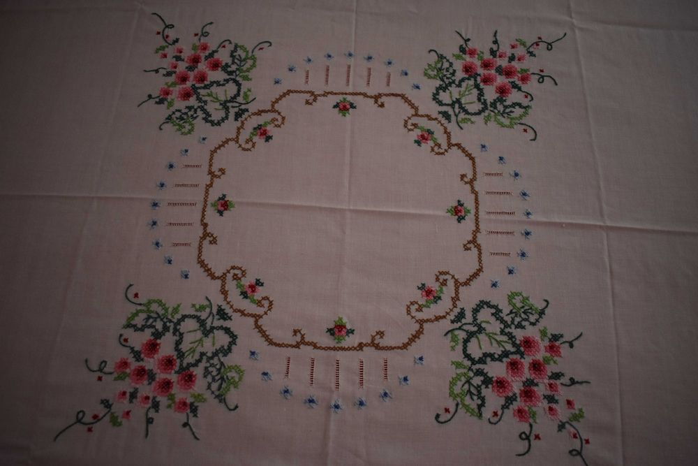 Toalha bordada [+/- 81 x 84 cm]