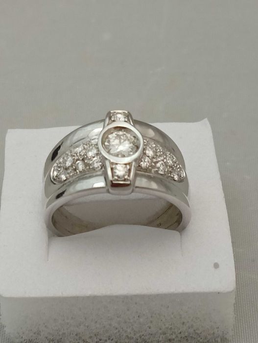 Złoty pierścionek z brylantami 18 k 9,40 g