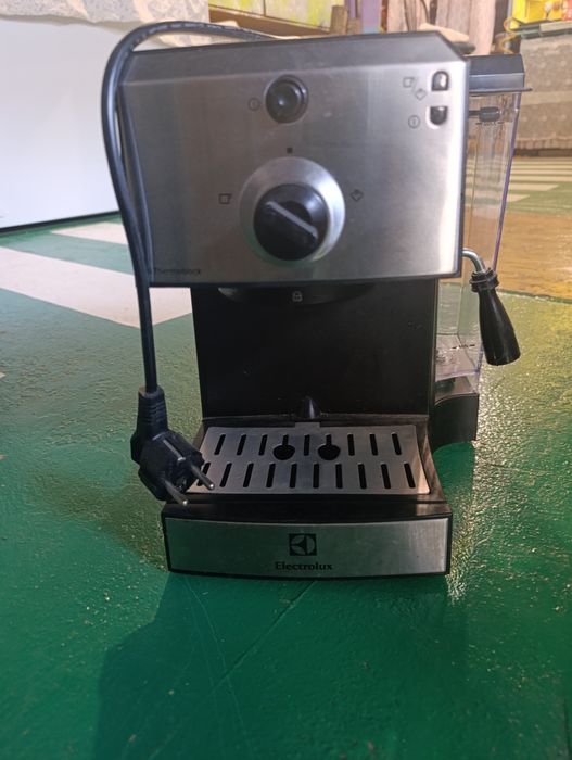 Кофеварка рожковая Electrolux EEA111 EasyPresso (б/у, без рожка, рабочая)