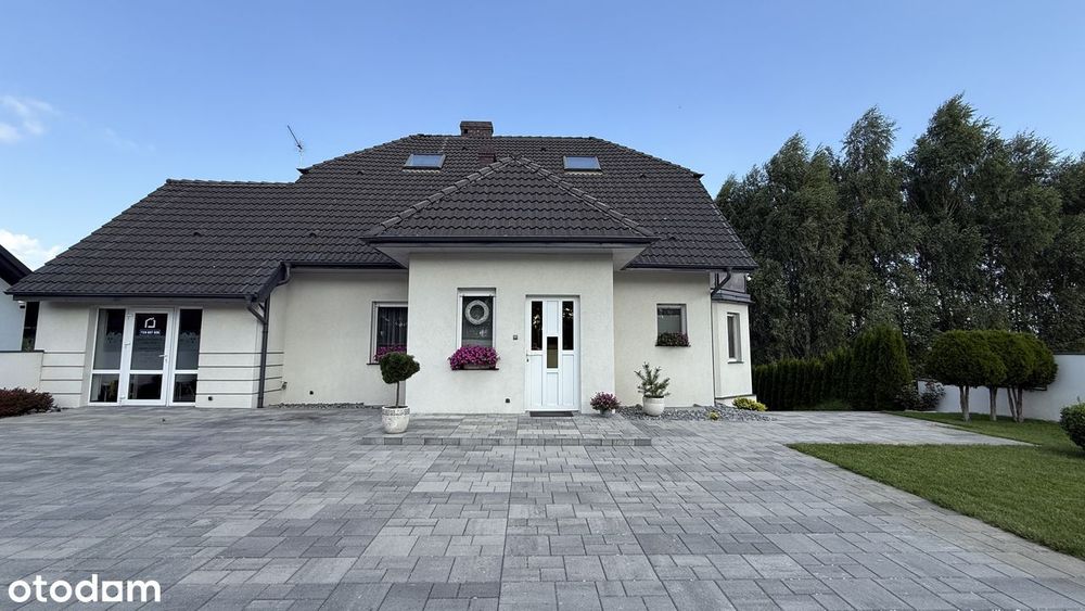 Dom w kameralnym otoczeniu blisko zieleni