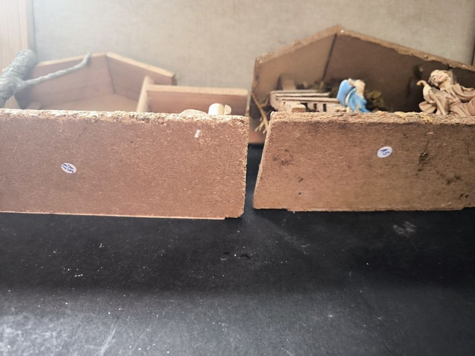 2 presépios com figuras