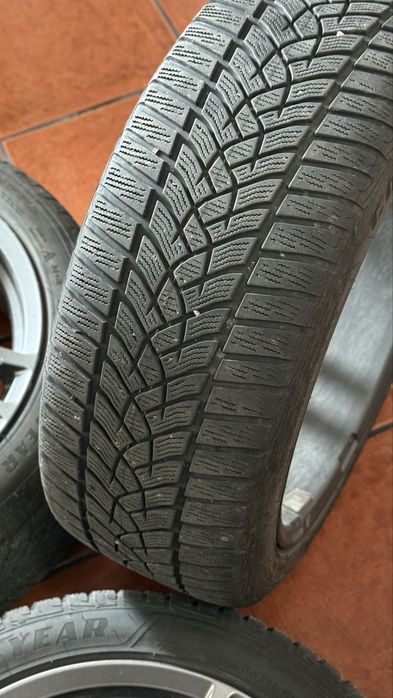 Jantes 18” Dezent para Tesla com pneus GoodYear