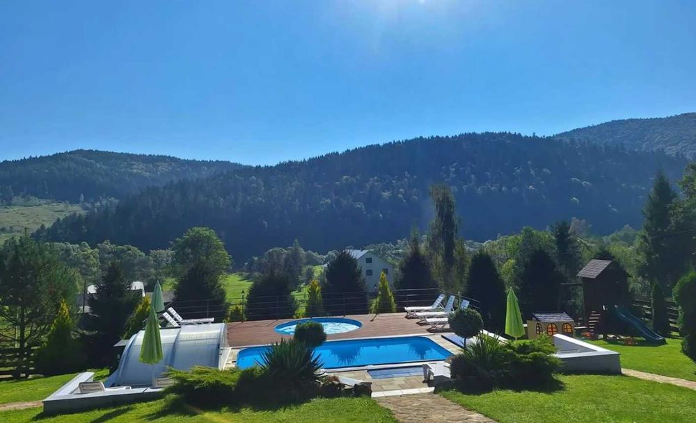 Великий котедж у мальовничому зеленому місці в горах Карпати Східниця