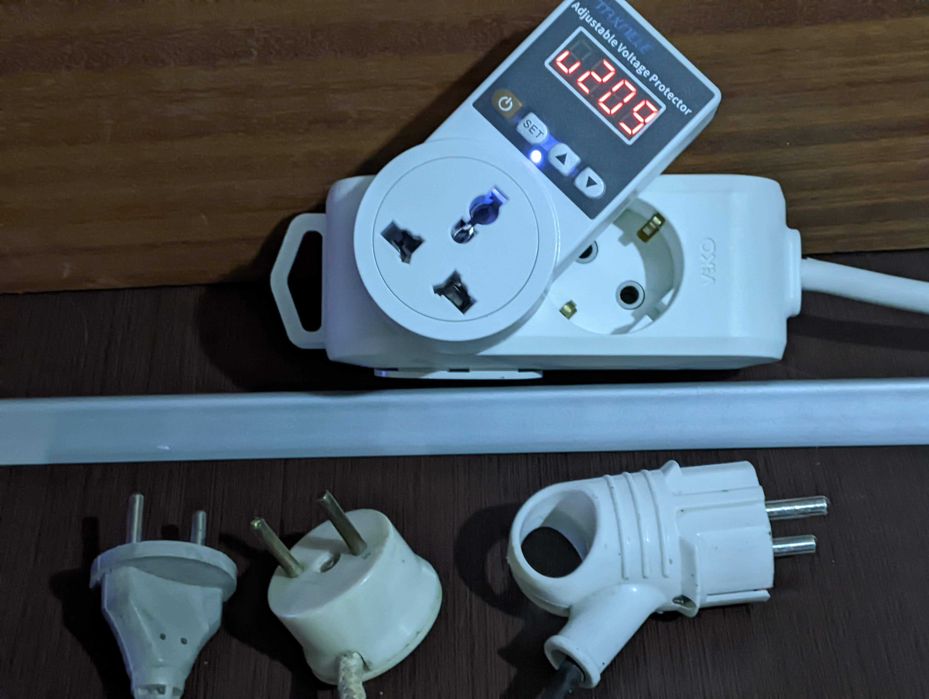 Реле контроля напряжения в розетку дисплей  ручная настройка 220В 16А