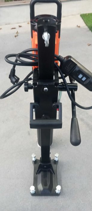 Caroteadora com broca de 105mm