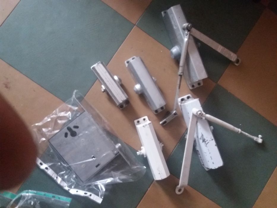 Доводчики для двирей и замо для брон рованих дверей ..оплата на карту.