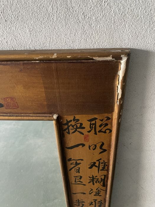 Espelho com caracteres chineses pintados à mão
