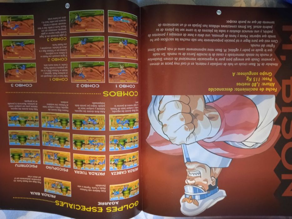 Vendo duas revistas/guia do videojogo Street Fighter  2