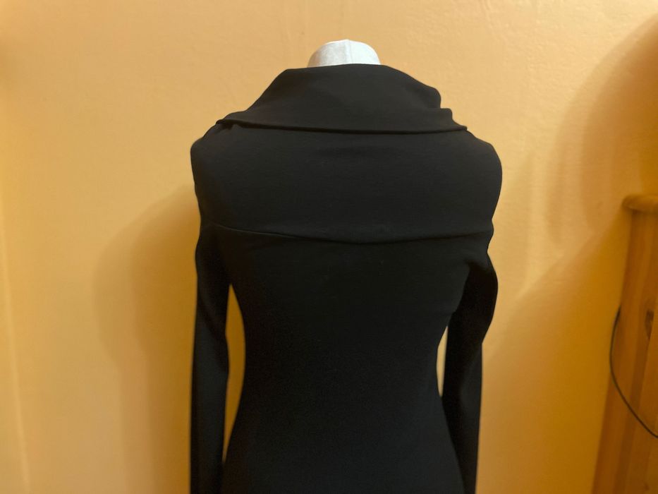 Czarna sukienka z szerokim golfem.