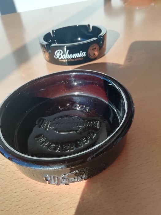 Conjunto de cinzeiros variados.