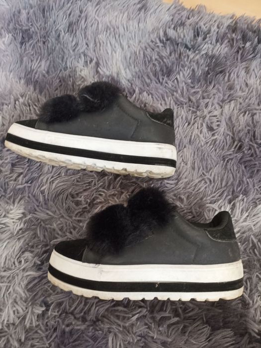 Сліпони на платформі з хутром.