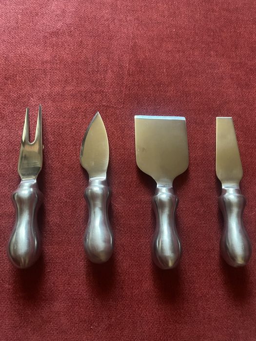 Набор ножей для сыра в деревянном футляре