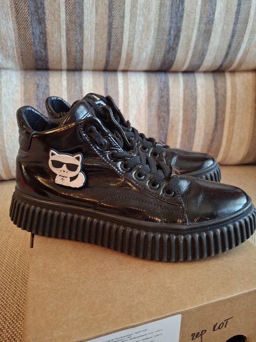 Чобітки  лаковані шкіряні