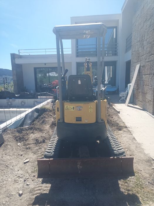Mini giratória Yanmar vio 17