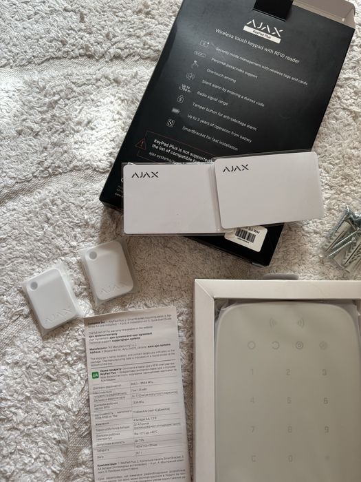 Сенсорна клавіатура Ajax KeyPad Plus white з брелоками і картками