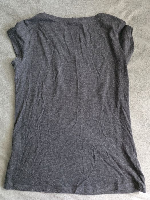 Szary t-shirt z nadrukiem