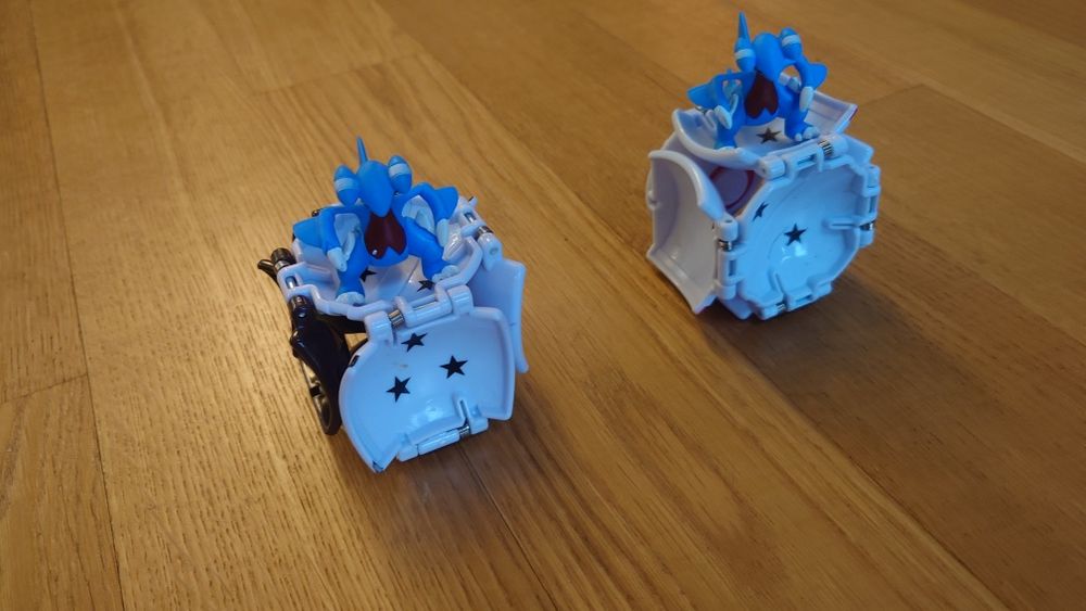 130 kart pokemon i 2 pokeballe