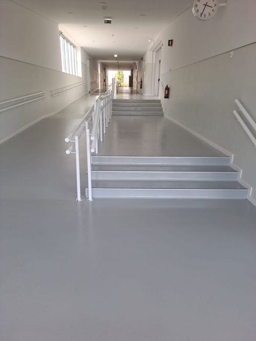 Pavimentos e paredes com revestimentos  em resina epoxy e poliuretano