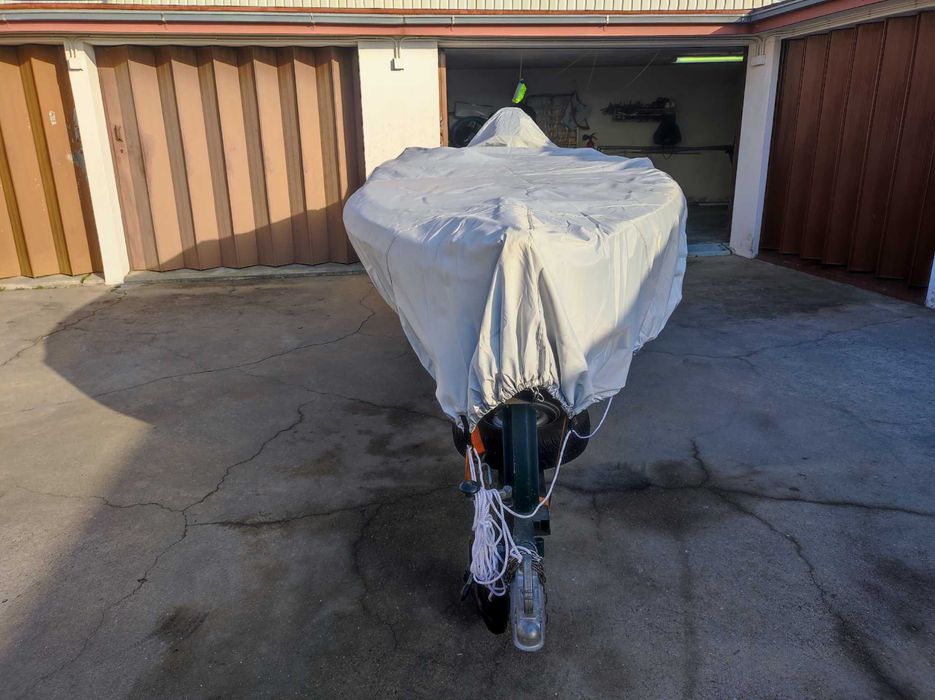 Barco com motor (Honda 25HP 4 tempos) e atrelado