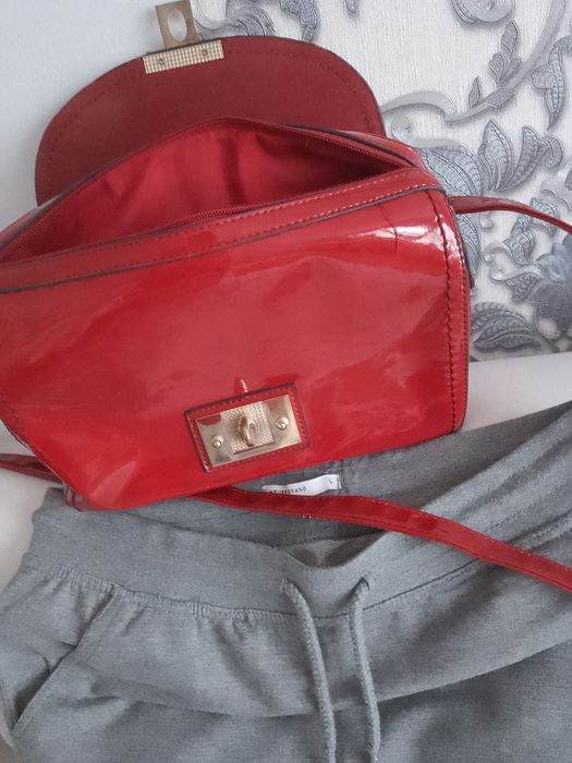 Piękna lakierowana czerwona torebka