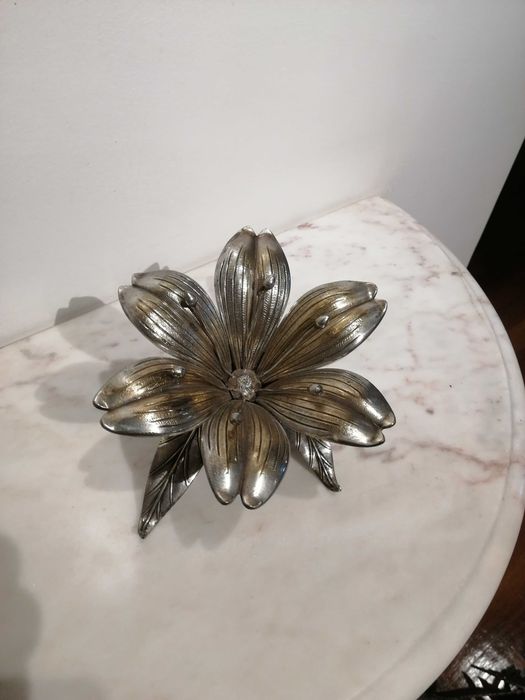 Flor decorativa em metal