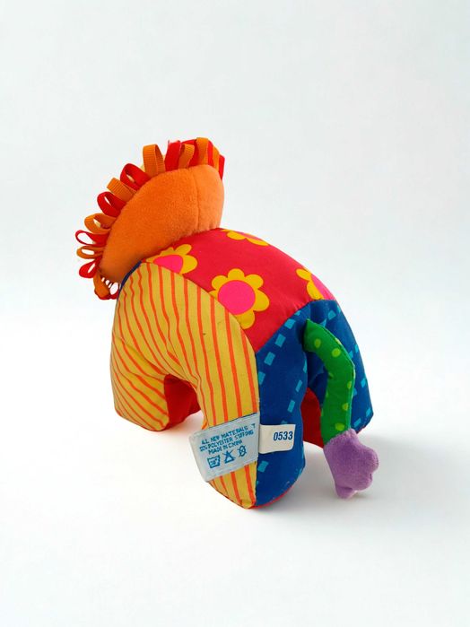 Leão colorido de peluche