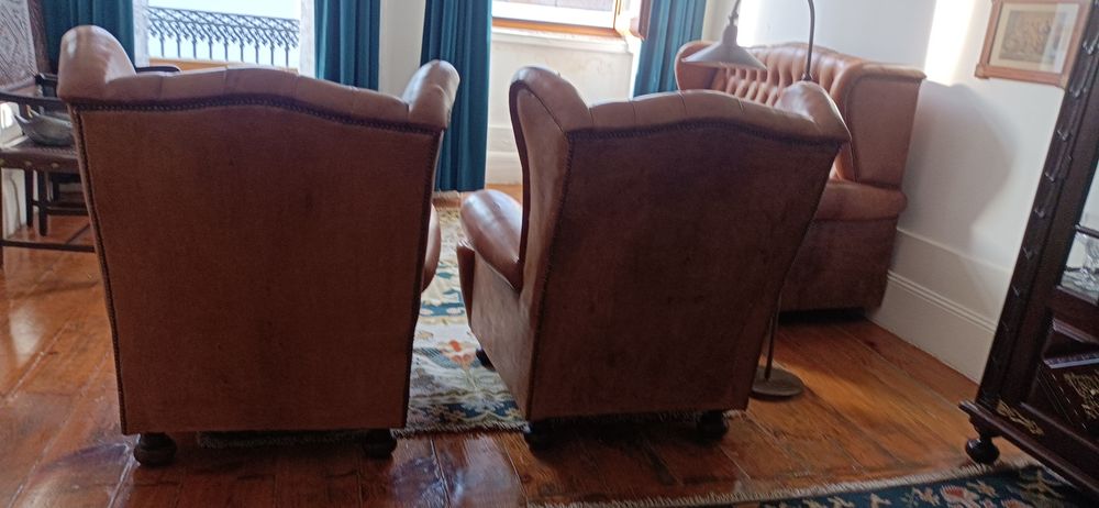 Conjunto de sofá cama e 2 poltronas em pele