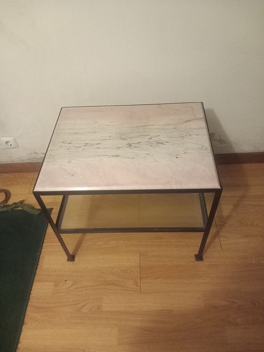 Mesa de mármore,  vidro e ferro