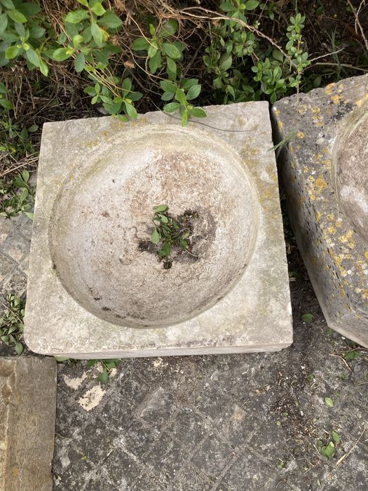 Pias em pedra antigas em bom estado