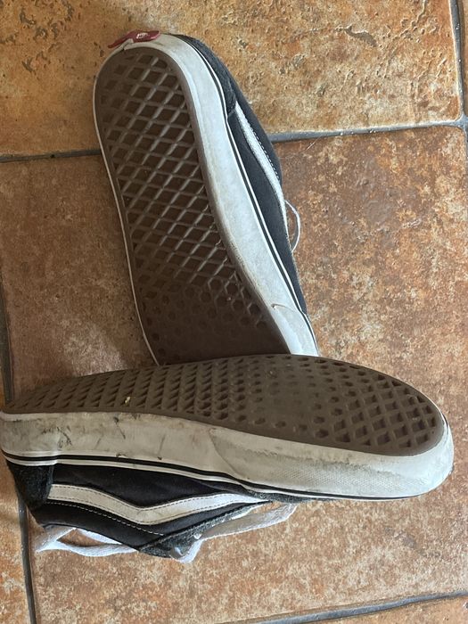 Vendo vans pretas e brancas