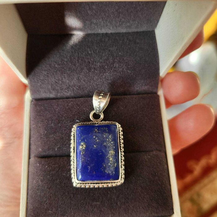 Красивый кулон в подарок жене