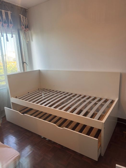 Cama de solteiro com gavetão para outra cama, dois colchões com capas de proteção, dois estrados , lacada a branco da marca IKea!